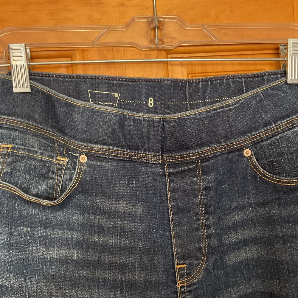 Women’s Stretch Waist Levi’s Jeans, SZ 8